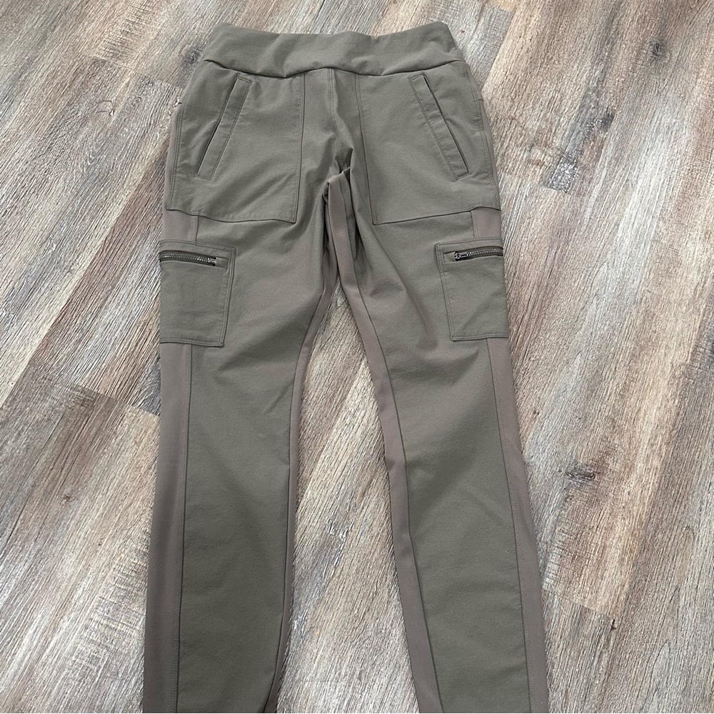 Athleta Headlands Hybrid Cargo Tight Leggings 8 - Picture 2 of 5